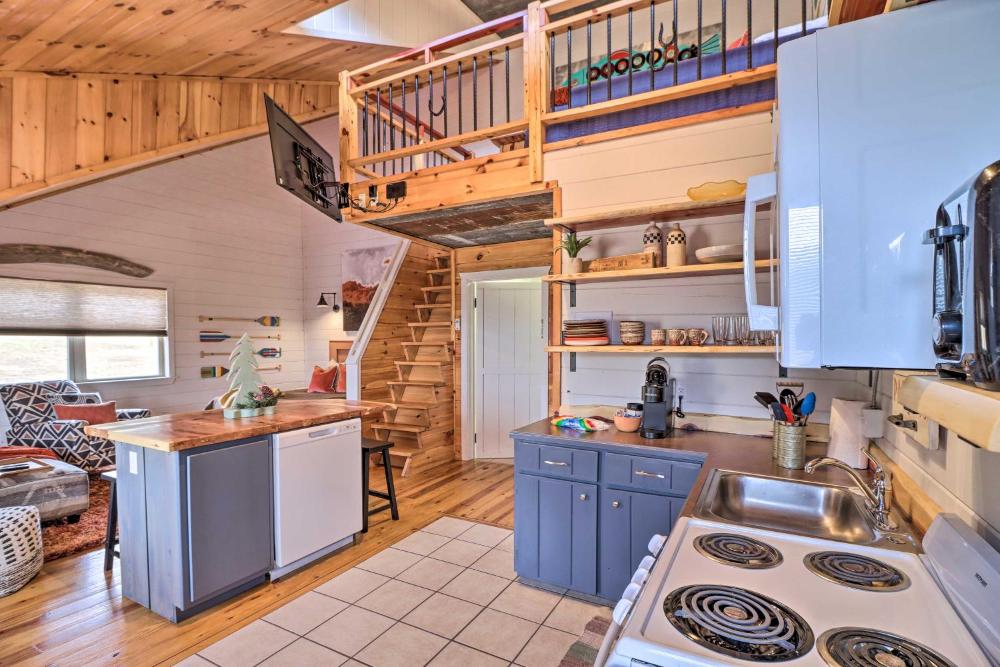 Cheery Pet-Friendly Studio with Shared Fire Pit